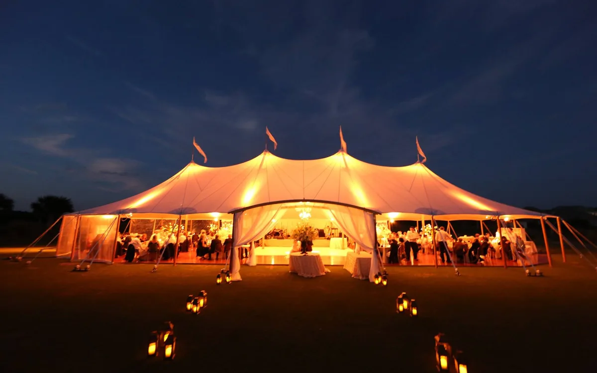 Een grote verlichte evenemententent in de avond