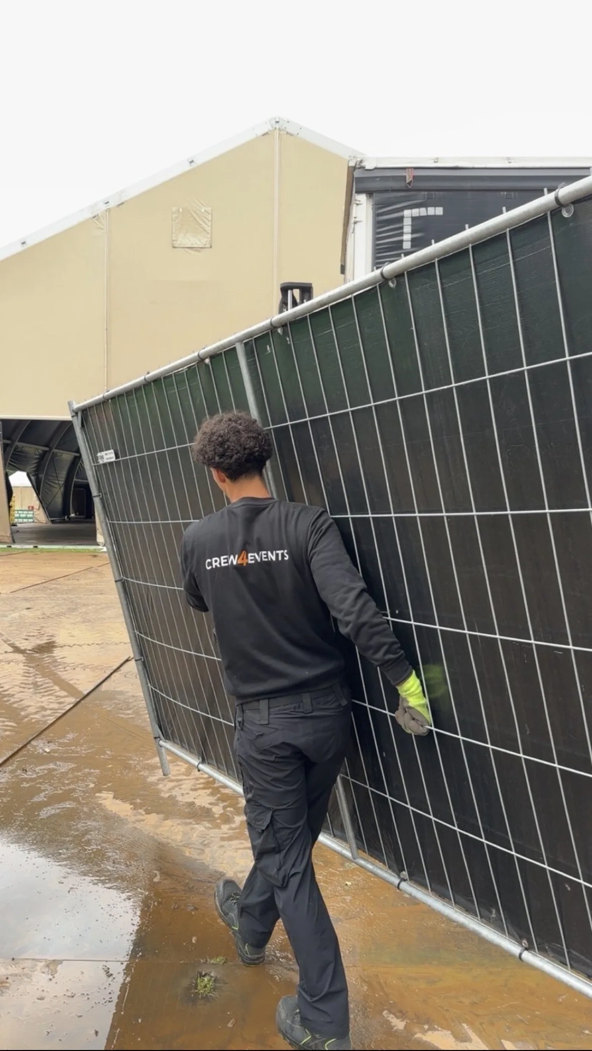 Onze collega draagt een bouwhek op de eventlocatie