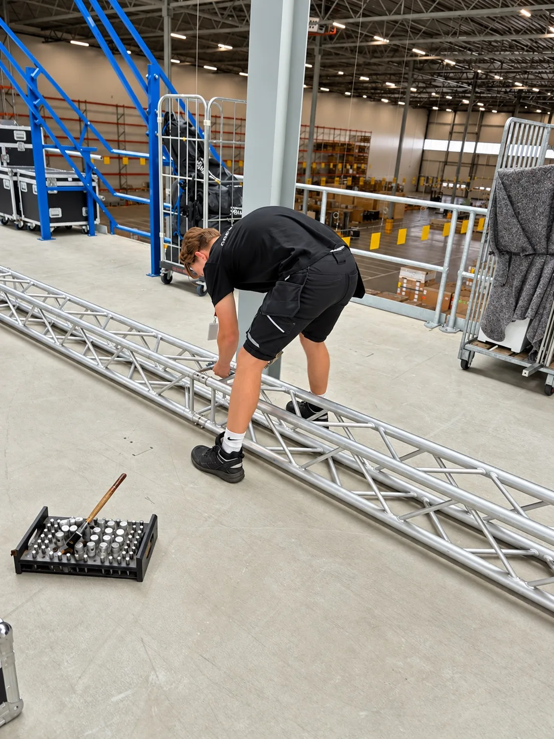 Onze collega bouwt mee aan een trussconstructie