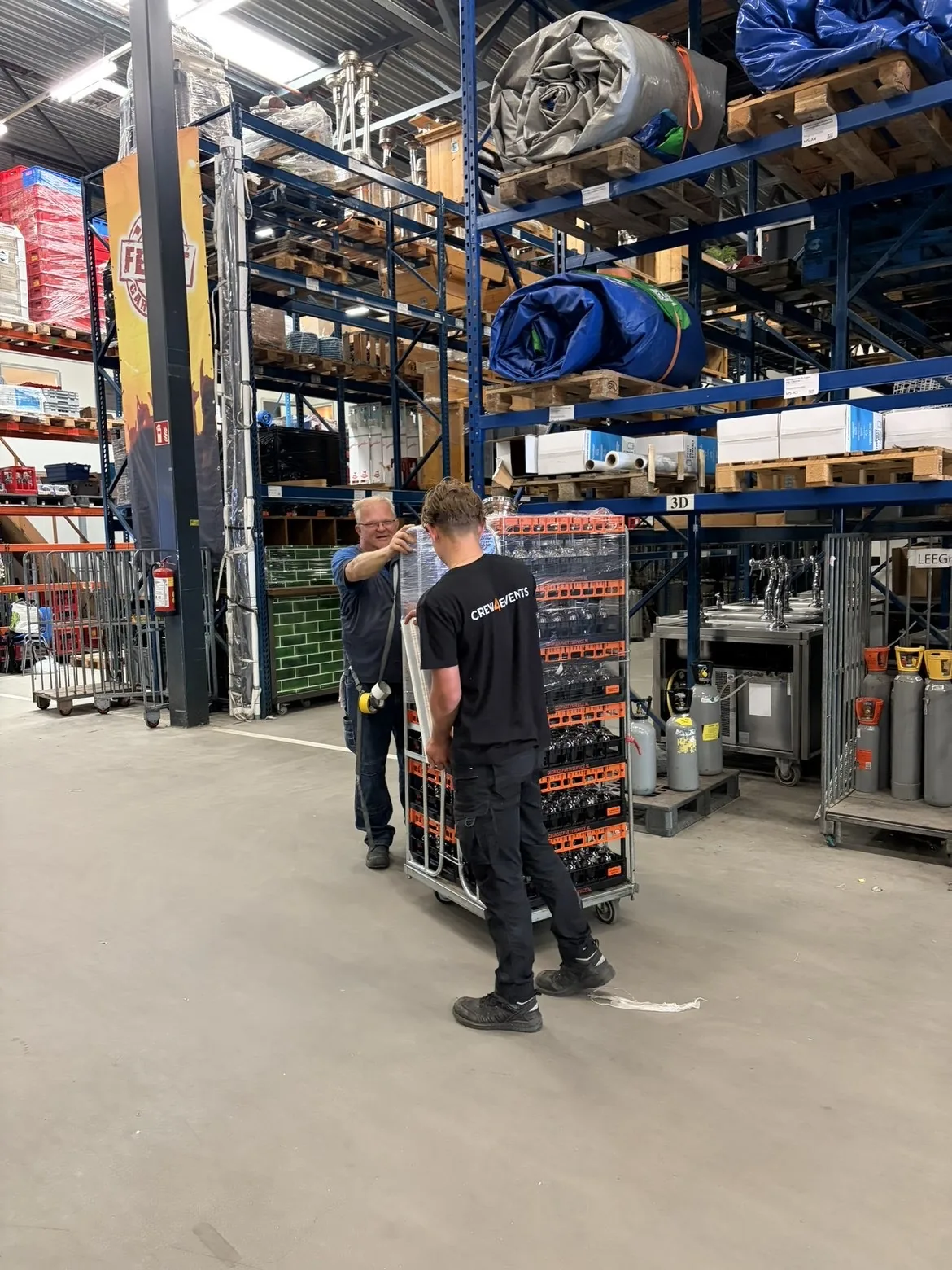 Een Crew4Events-medewerker werkt samen met het team van de opdrachtgever in het magazijn