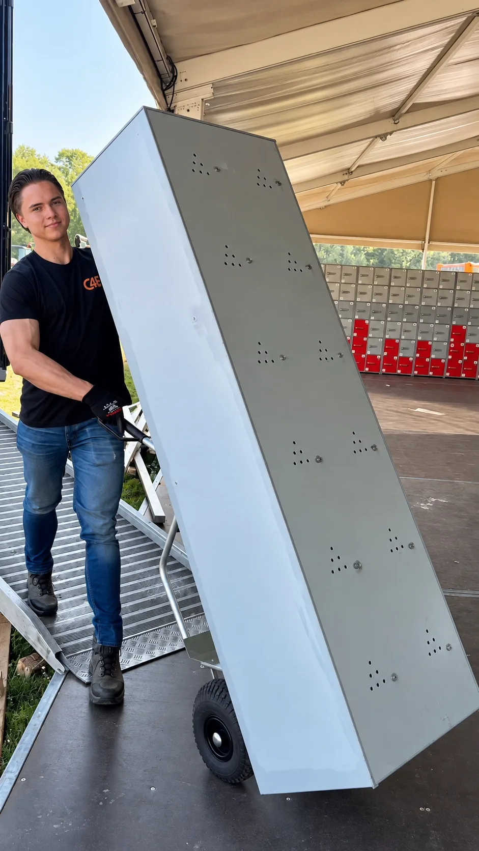 Een Crew4Events-collega verplaatst een lockerkast met een steekwagen voor Lockerbox