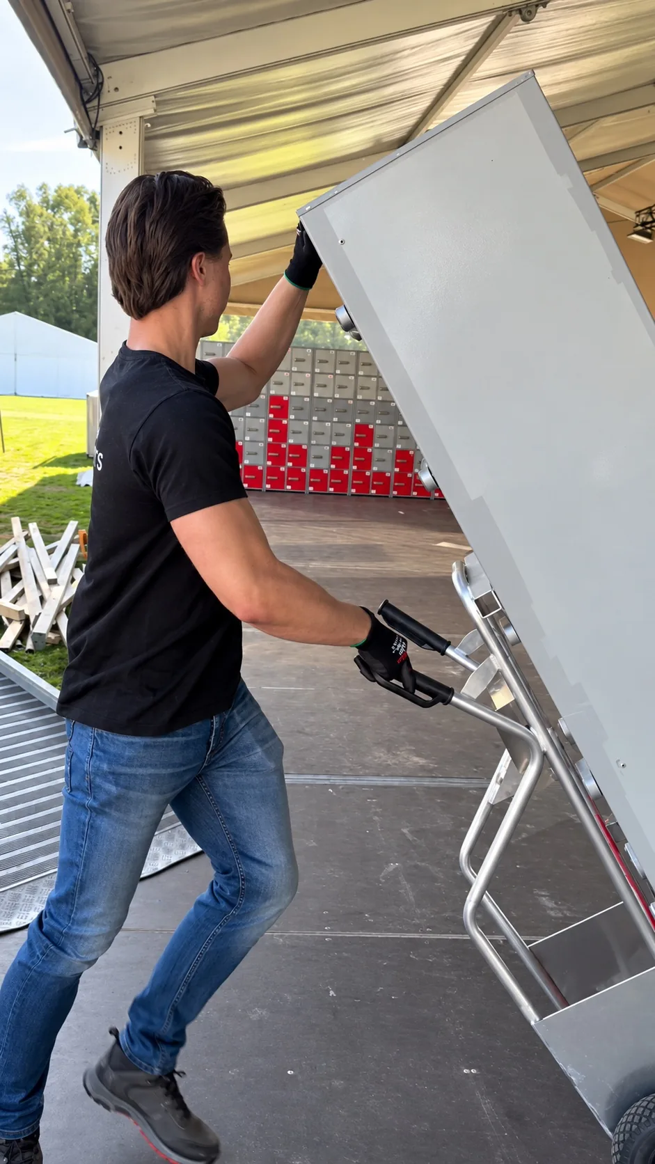 Onze collega manoeuvreert een lockerkast op een steekwagen bij de lockeropstelling